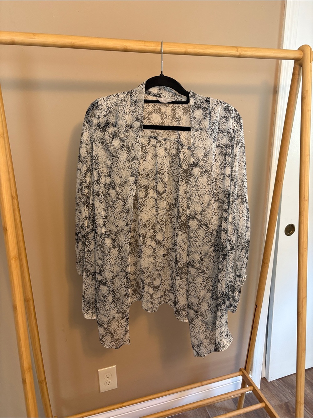 Lightweight Open Front Snake Print Cardigan in Black and White
